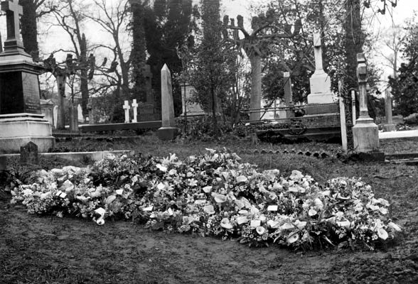 Autocar_Grave.jpg